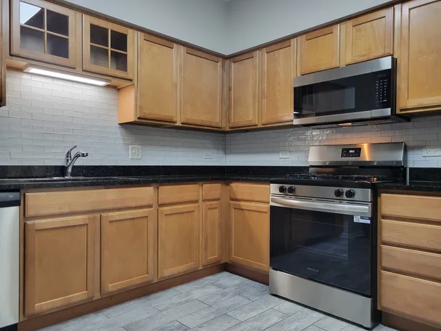 $2,580 | 3451 North Carriageway Drive, Unit 203, Arlington Heights, IL 60004