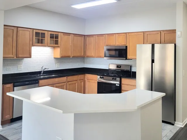 $2,580 | 3451 North Carriageway Drive, Unit 203, Arlington Heights, IL 60004