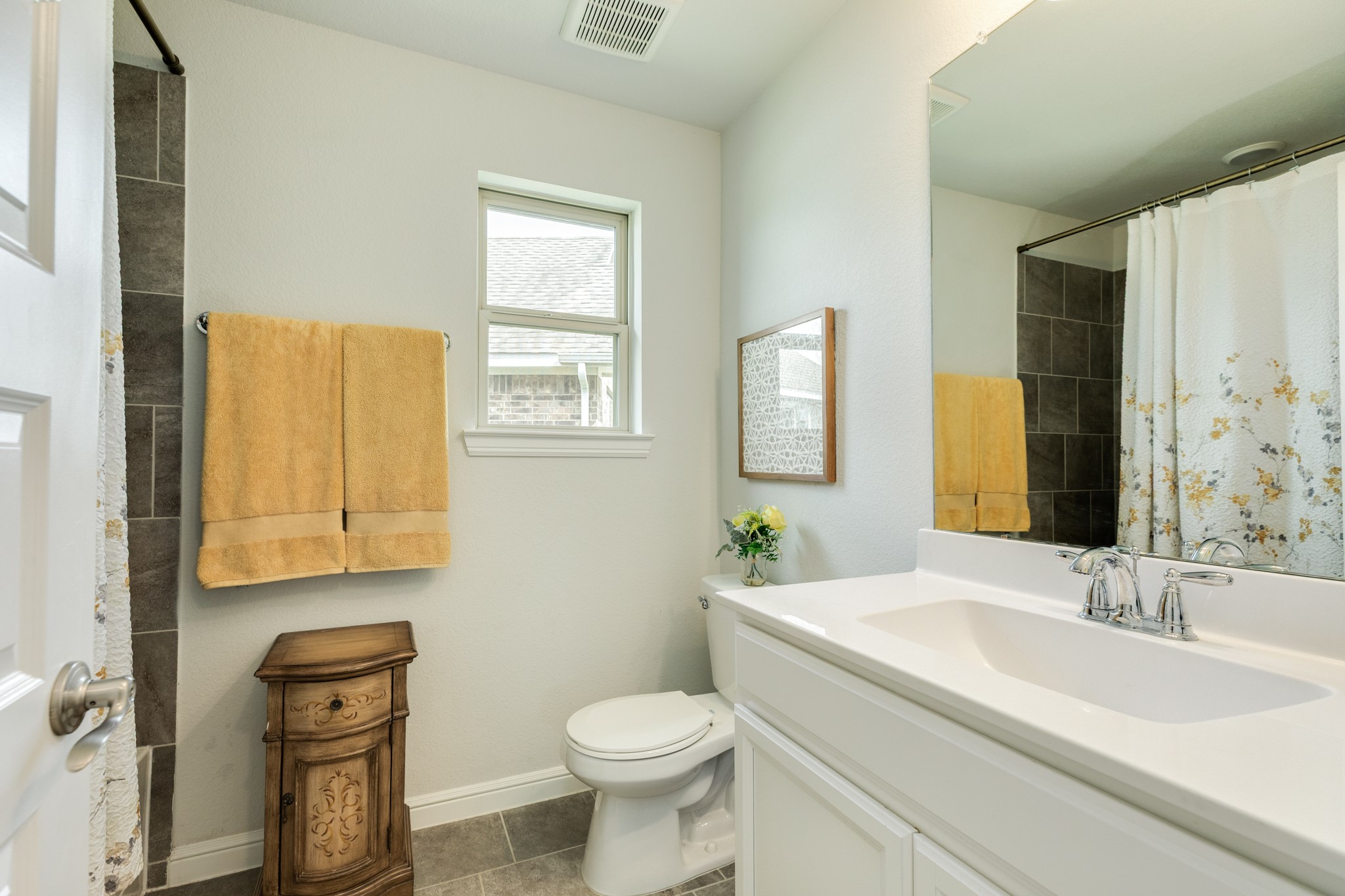 10306 Aldrin Drive Rosharon, TX 77583 - Photo 25 of 50 Upstairs secondary bathroom shared between two bedrooms, featuring quartz countertops and a shower/tub combination.