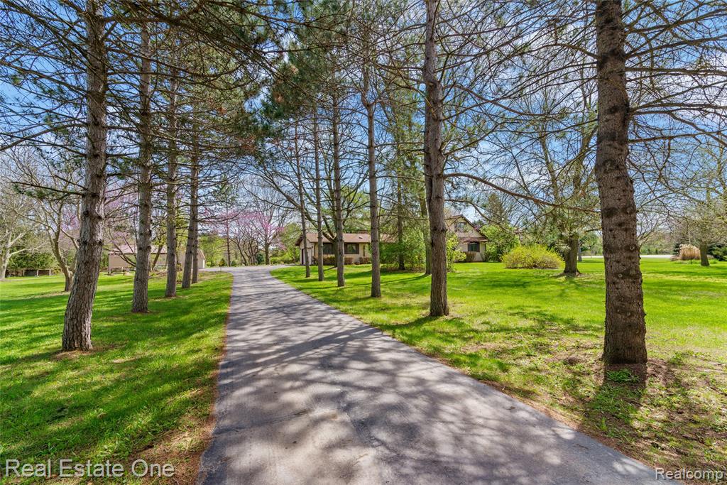 9050 Earhart Road South Lyon, MI 48178 - Photo 4 of 55