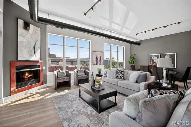 $659,900 | 6340 Clayton Road, Unit 302, Richmond Heights, MO 63117