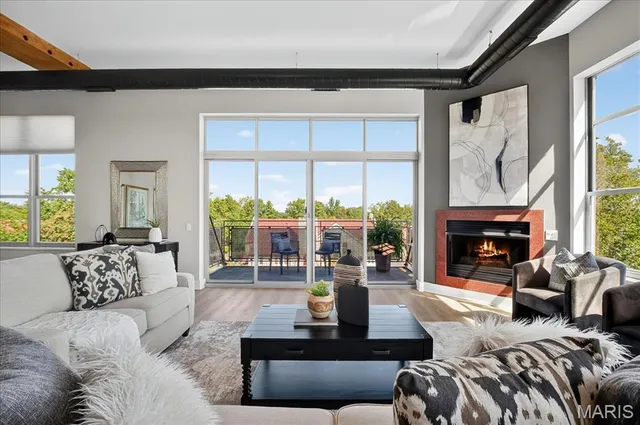 $659,900 | 6340 Clayton Road, Unit 302, Richmond Heights, MO 63117