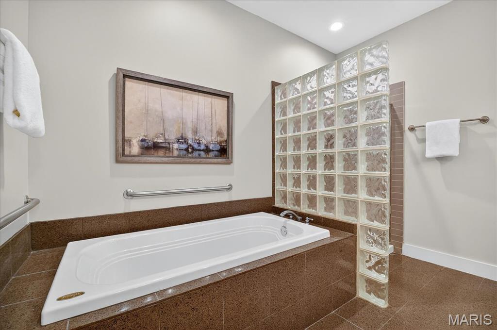 6340 Clayton Road, Unit 302 Richmond Heights, MO 63117 - Photo 24 of 44