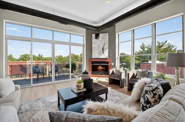 $659,900 | 6340 Clayton Road, Unit 302, Richmond Heights, MO 63117