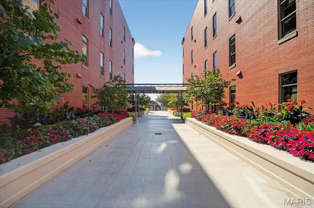 $659,900 | 6340 Clayton Road, Unit 302, Richmond Heights, MO 63117