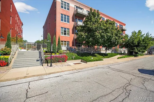 $659,900 | 6340 Clayton Road, Unit 302, Richmond Heights, MO 63117