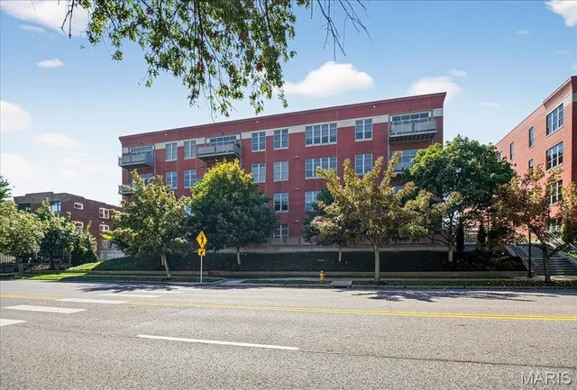 $659,900 | 6340 Clayton Road, Unit 302, Richmond Heights, MO 63117