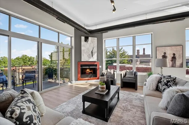 $659,900 | 6340 Clayton Road, Unit 302, Richmond Heights, MO 63117