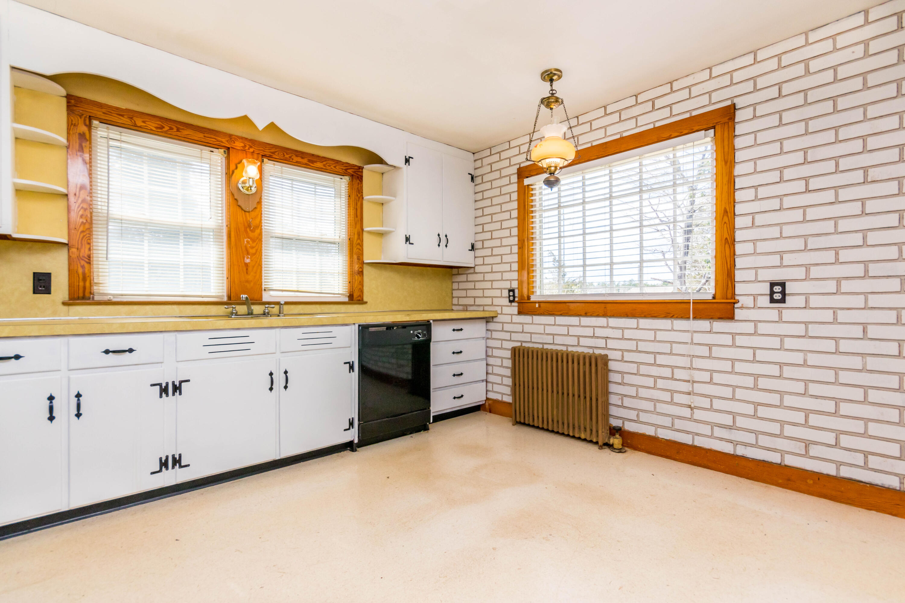 655 County Road Rochester, MA 02576 - Photo 8 of 26 a room with window and cabinet