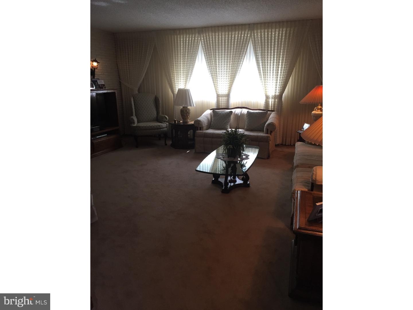 11869 Sewell Road Philadelphia, PA 19116 - Photo 6 of 18 Living Room