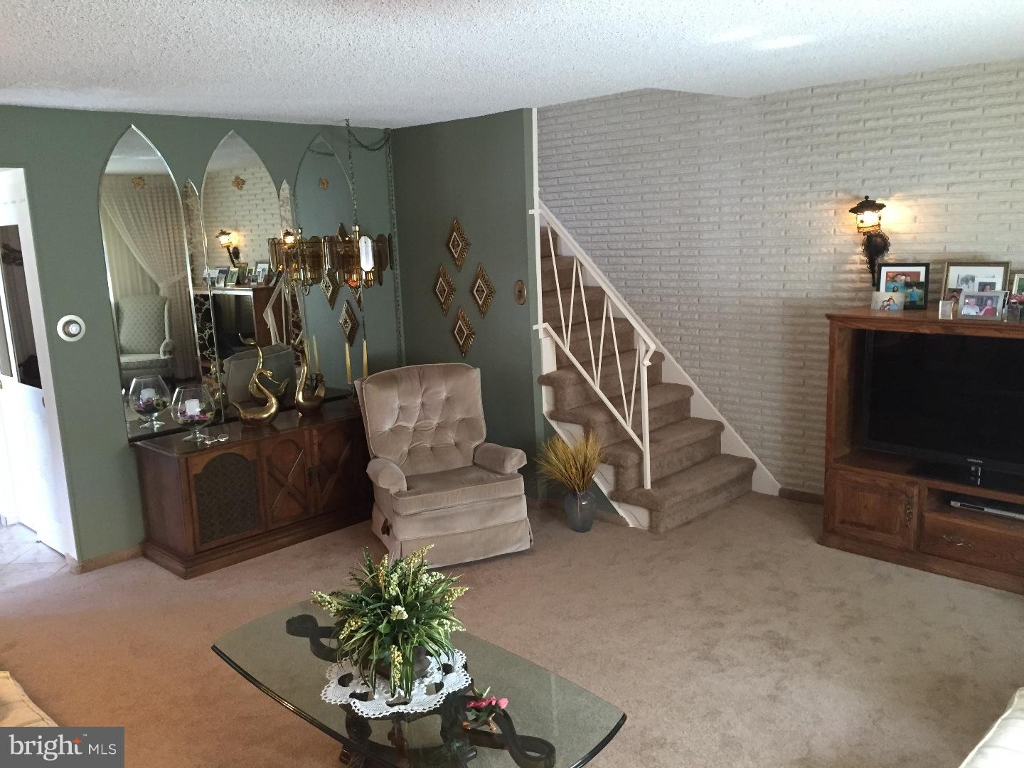 11869 Sewell Road Philadelphia, PA 19116 - Photo 7 of 18 Living Room