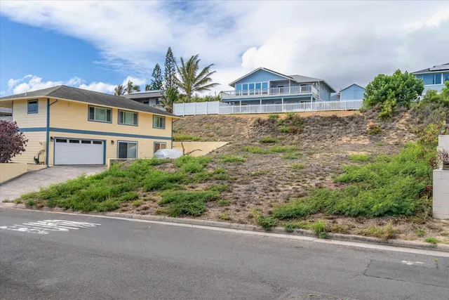 a view of a yard in front of a building