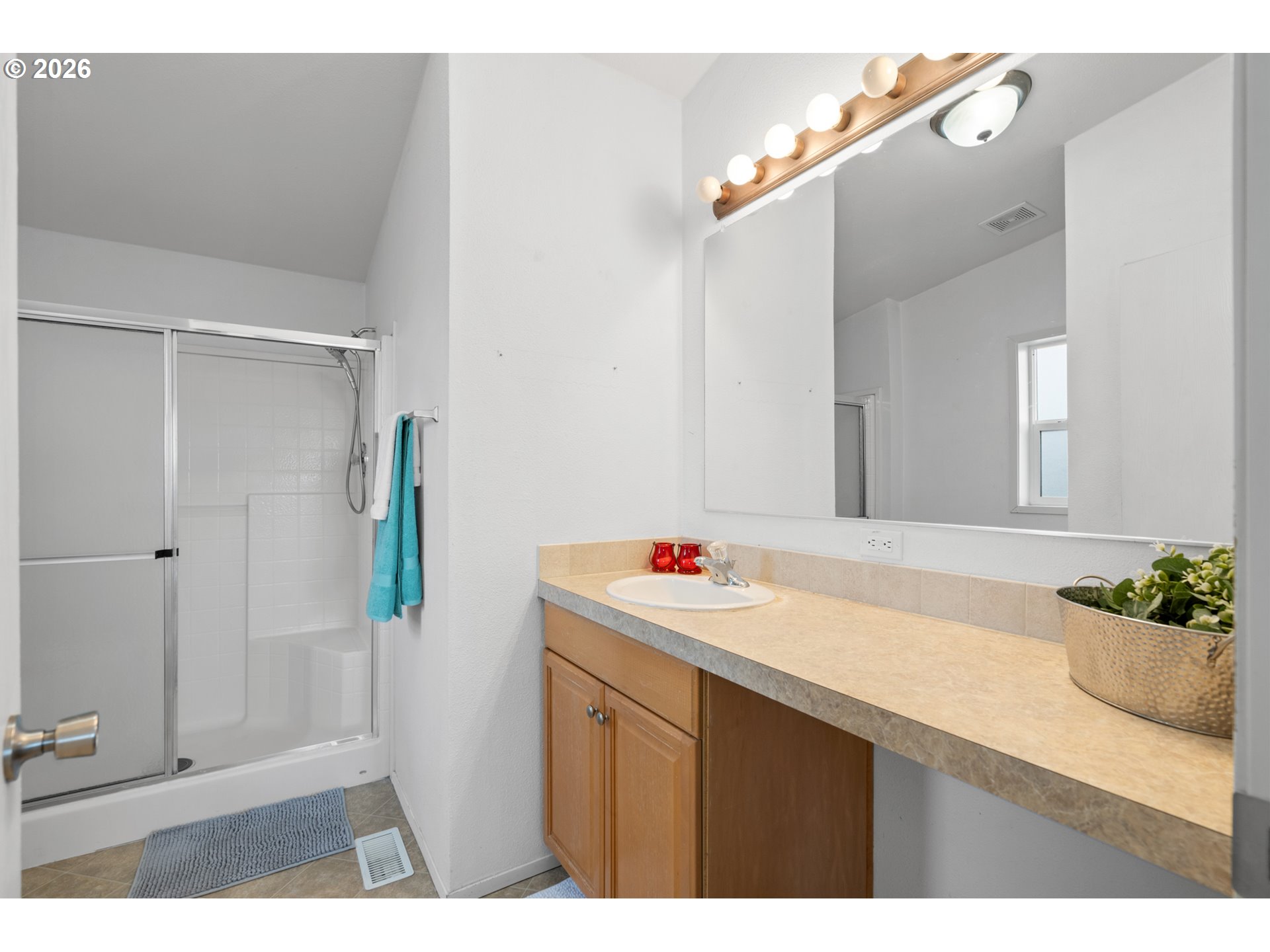 3127 Southwest River View Drive Pendleton, OR 97801 - Photo 22 of 33 a bathroom with a sink and a mirror