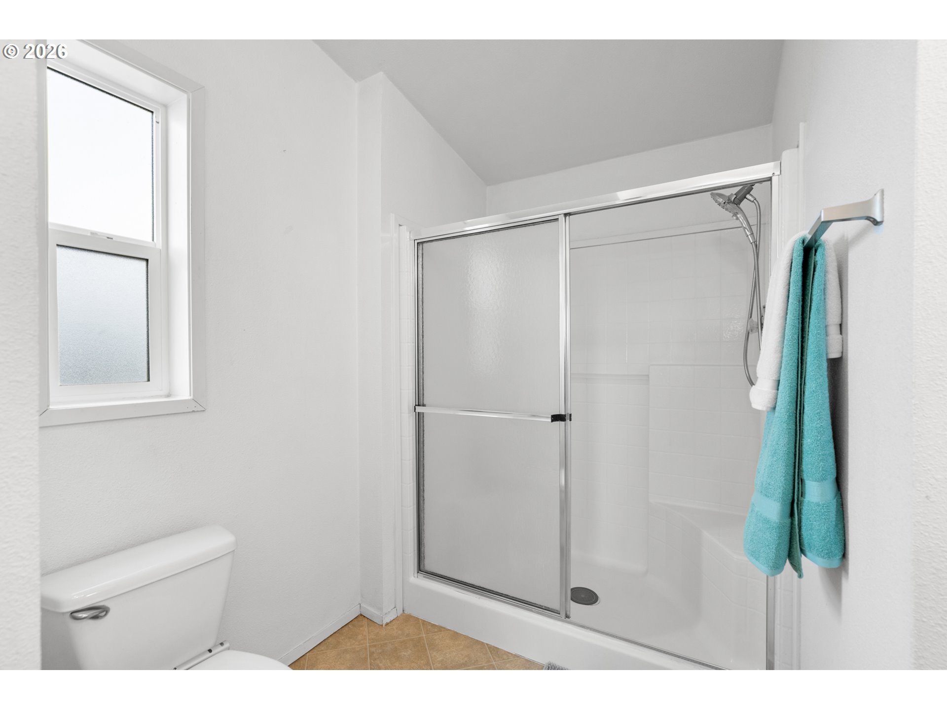 3127 Southwest River View Drive Pendleton, OR 97801 - Photo 23 of 33 a bathroom with a shower and a toilet