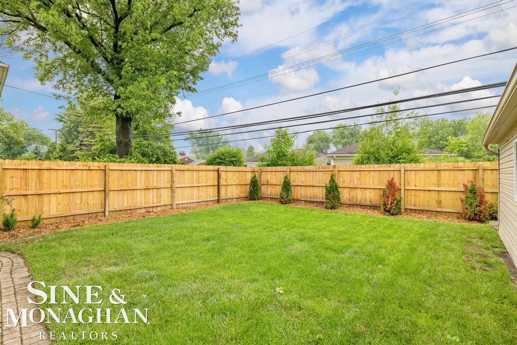 1387 Torrey Road Grosse Pointe, MI 48236 - Photo 41 of 46 50179301-7c0208be-ef68-4723-92a8-ae520be775f4.JPG