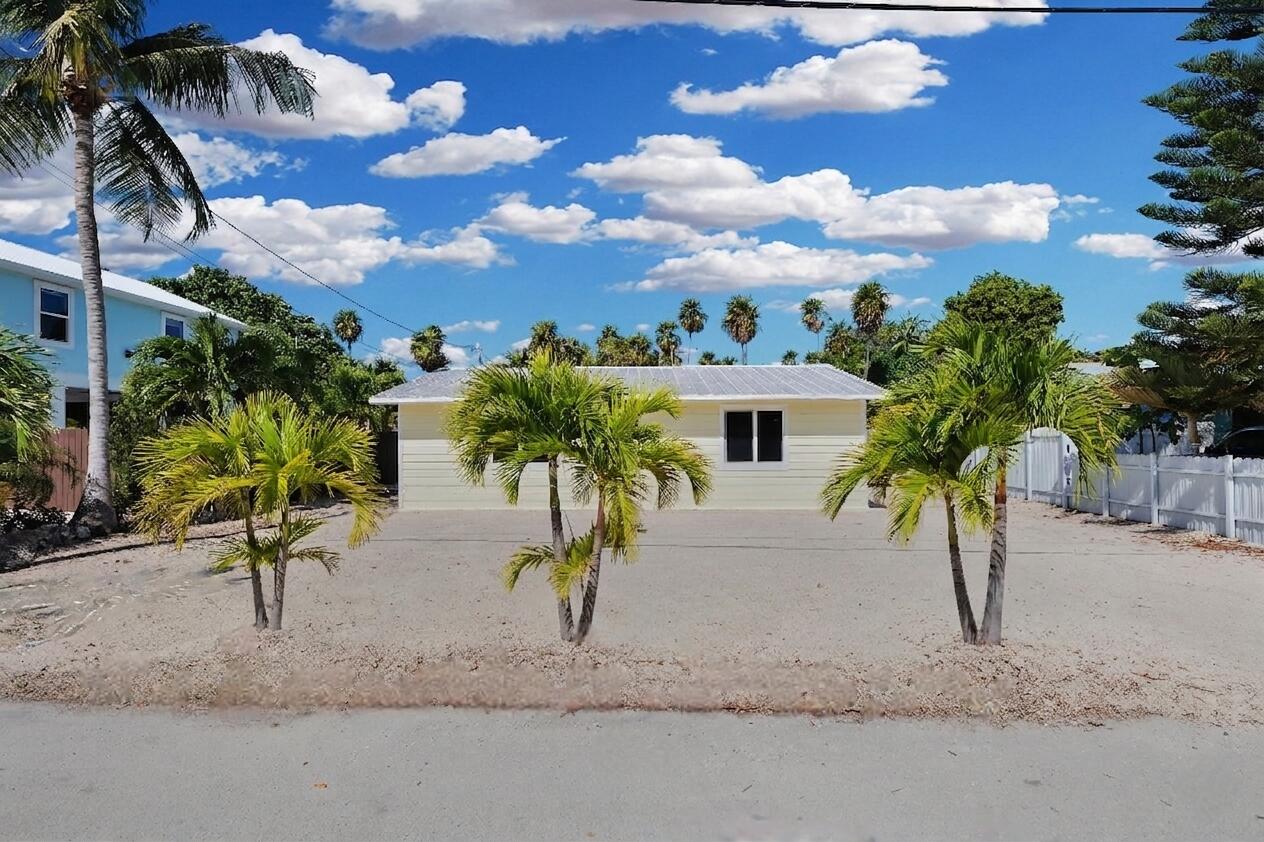 417 95th Street Marathon, FL 33050 - Photo 2 of 28 a view of a backyard