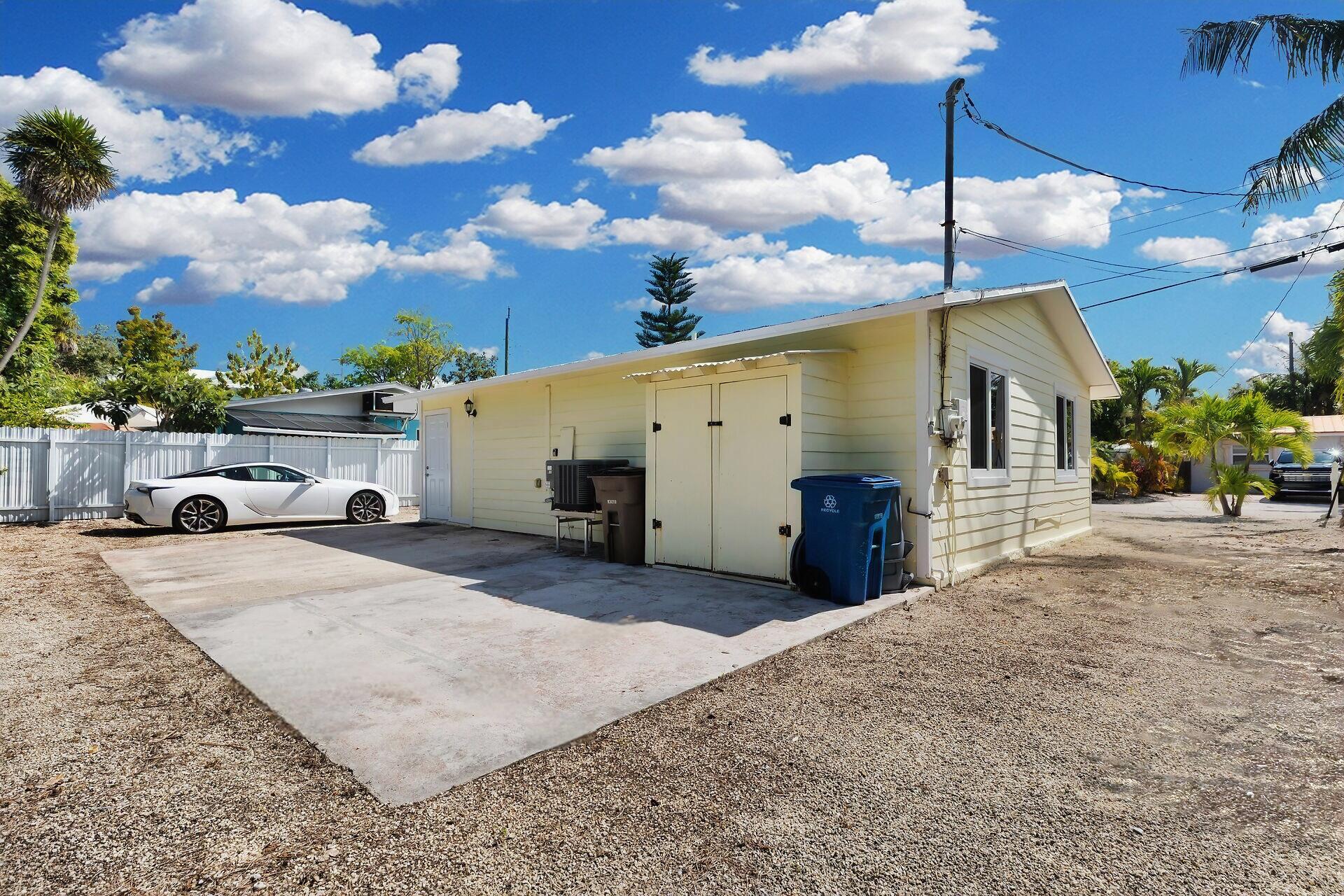 417 95th Street Marathon, FL 33050 - Photo 25 of 28 a view of a house with sitting space