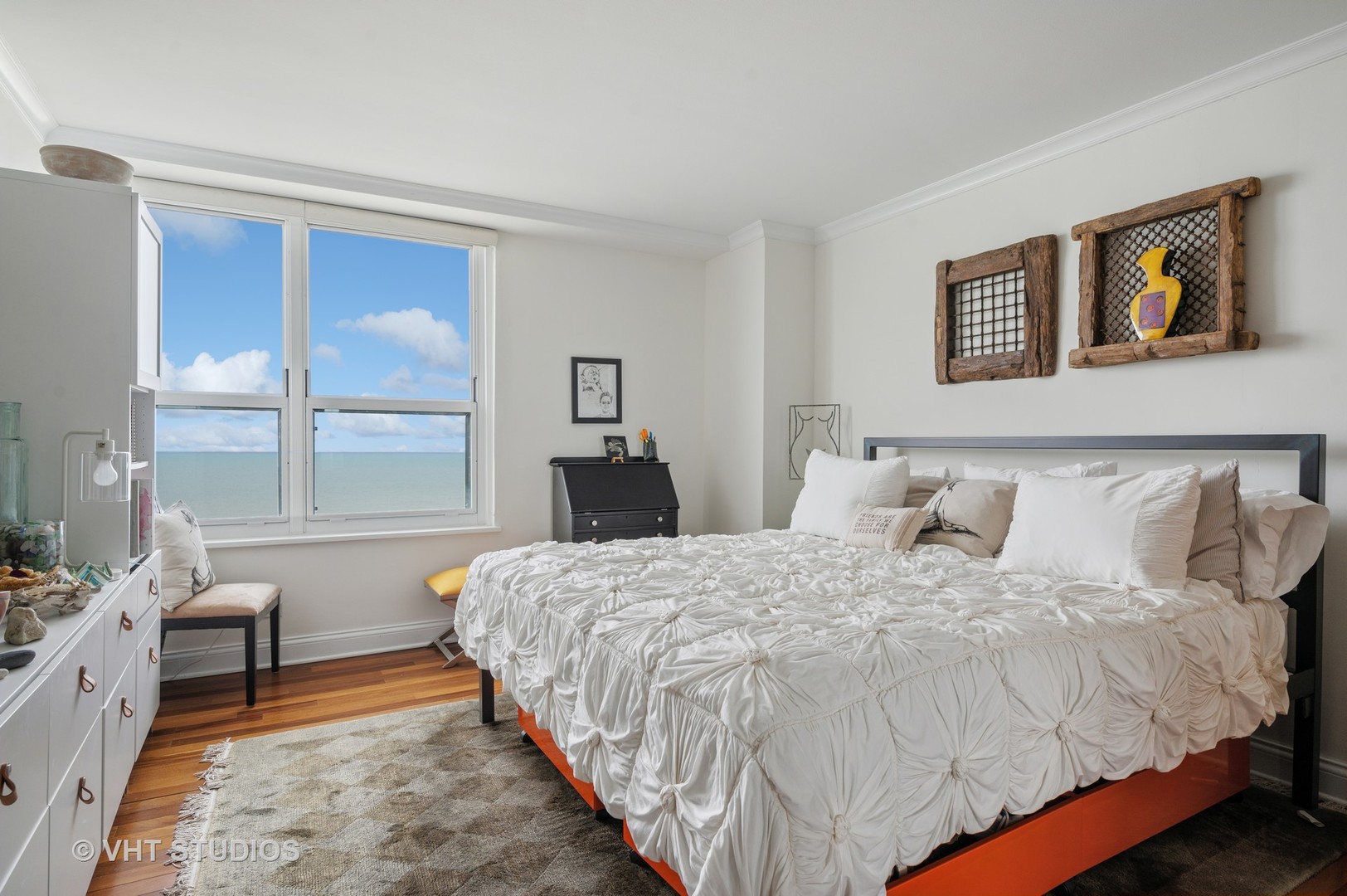 1616 Sheridan Road, Unit 10C Wilmette, IL 60091 - Photo 12 of 15 a bedroom with double bed and a window