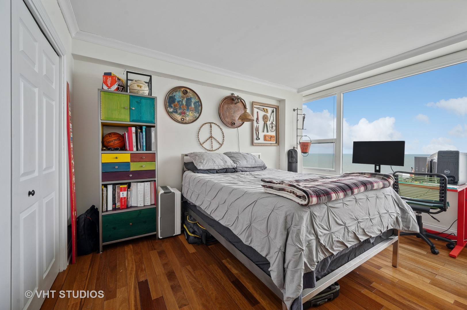1616 Sheridan Road, Unit 10C Wilmette, IL 60091 - Photo 13 of 15 a bedroom with a bed and a television