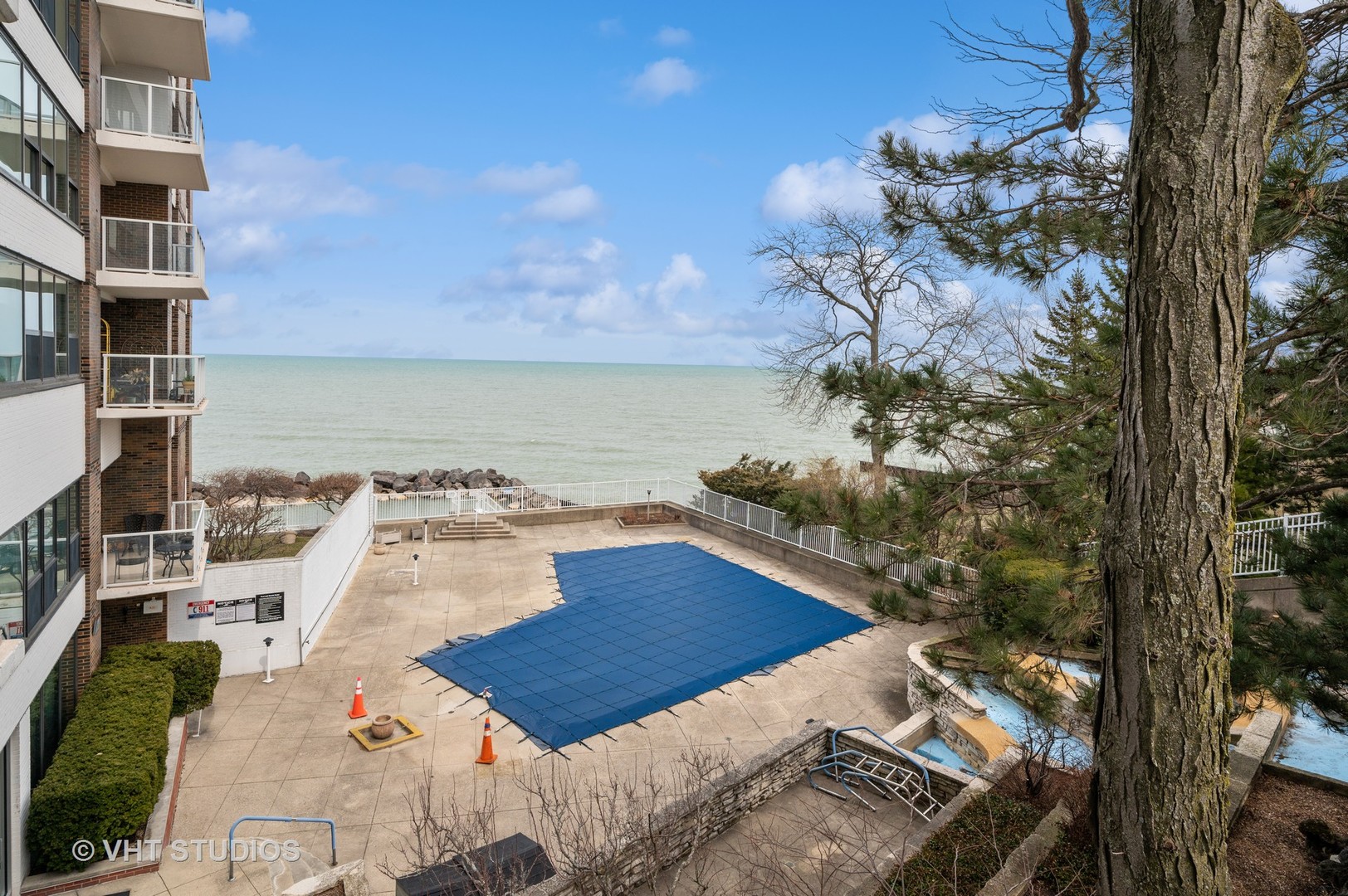 1616 Sheridan Road, Unit 10C Wilmette, IL 60091 - Photo 14 of 15 a view of a balcony with an ocean