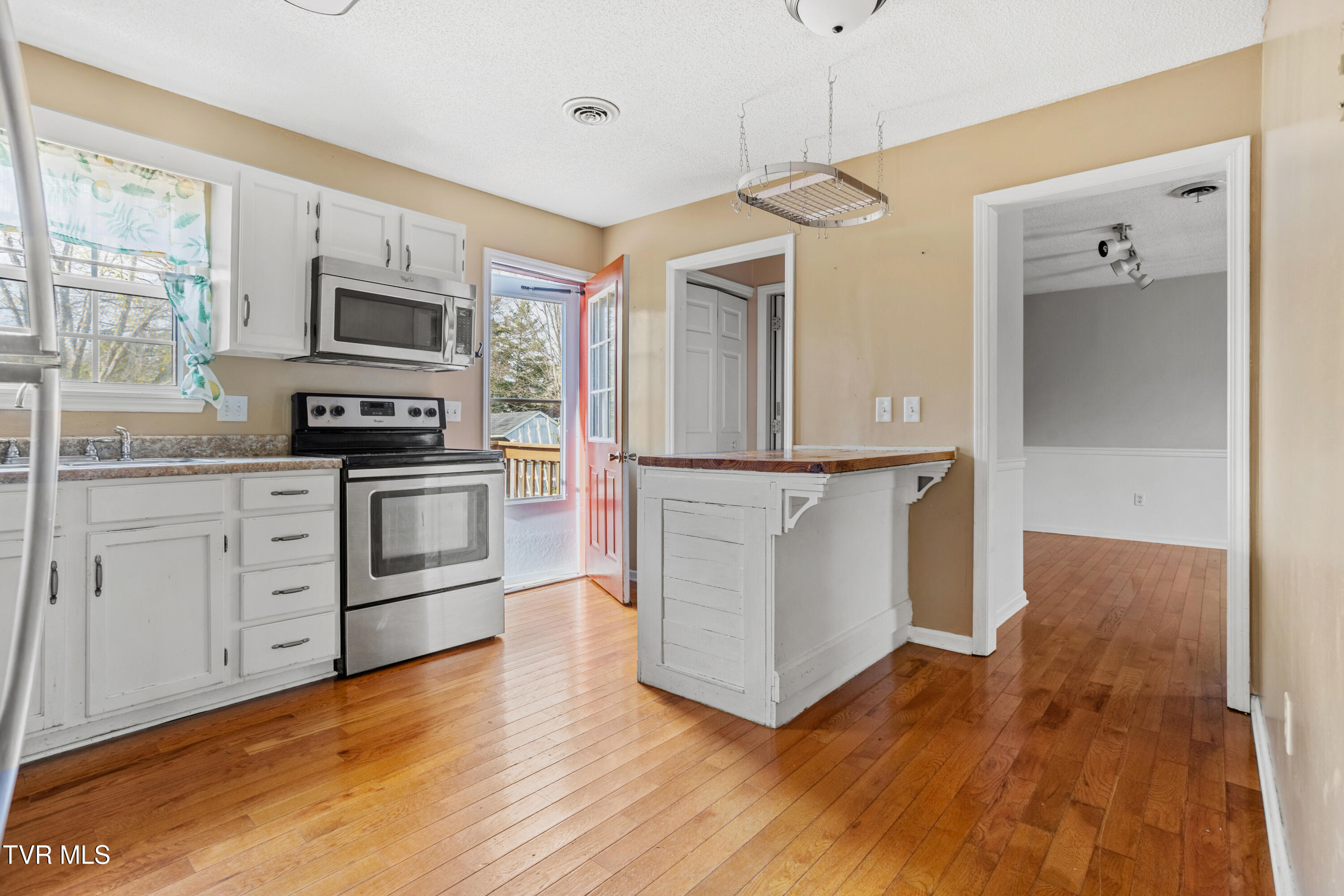1077 Gray Station Road Gray, TN 37615 - Photo 21 of 39 177A3584-HDR