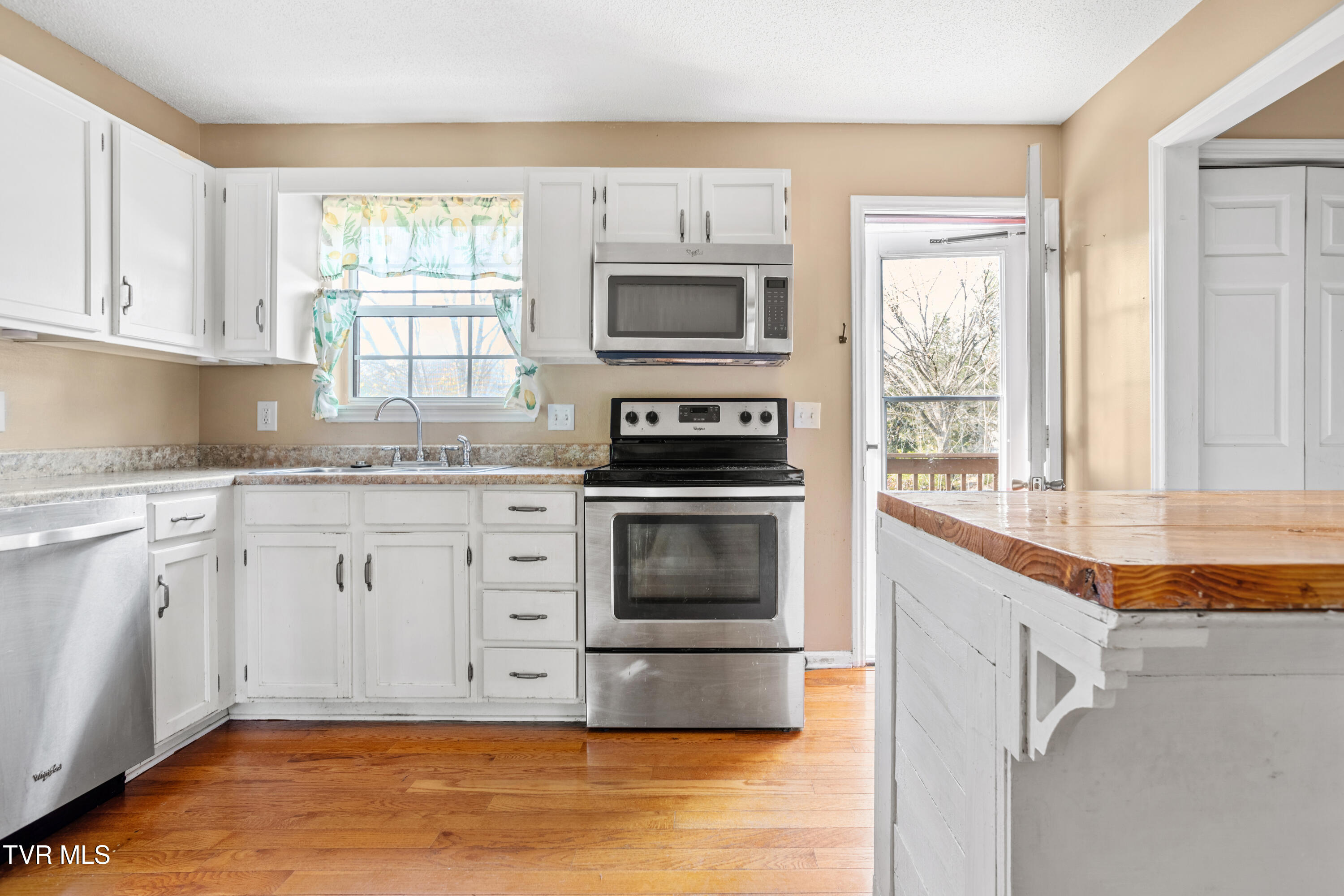 1077 Gray Station Road Gray, TN 37615 - Photo 22 of 39 177A3588-HDR