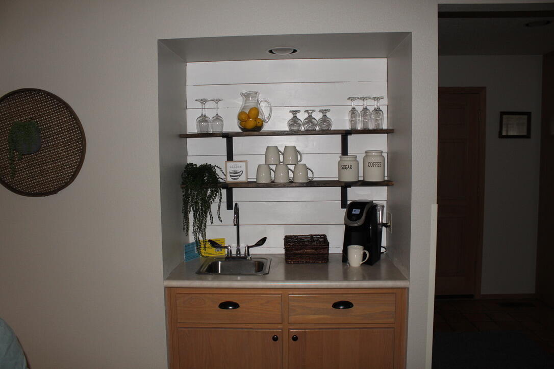 57340-17b2 Beaver Ridge Loop Sunriver, OR 97707 - Photo 2 of 16 a shelf with wine bottles and sink