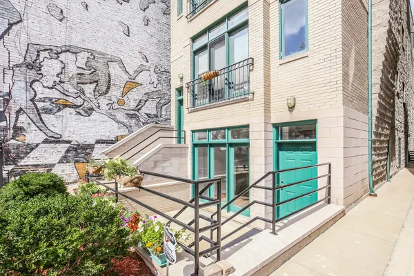 $3,400 | 952 West Barry Avenue, Unit G, Chicago, IL 60657