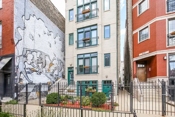 $3,400 | 952 West Barry Avenue, Unit G, Chicago, IL 60657