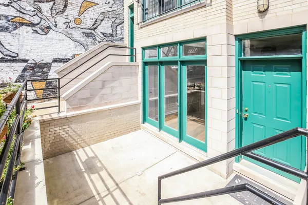 $3,400 | 952 West Barry Avenue, Unit G, Chicago, IL 60657