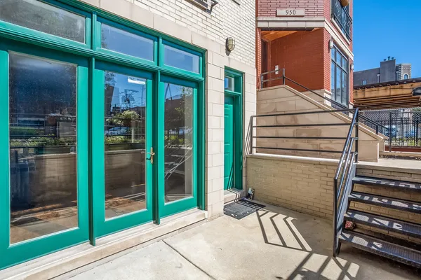$3,400 | 952 West Barry Avenue, Unit G, Chicago, IL 60657