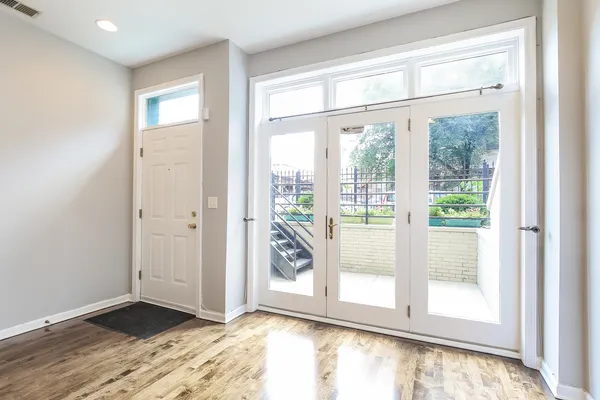 $3,400 | 952 West Barry Avenue, Unit G, Chicago, IL 60657