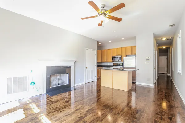 $3,400 | 952 West Barry Avenue, Unit G, Chicago, IL 60657