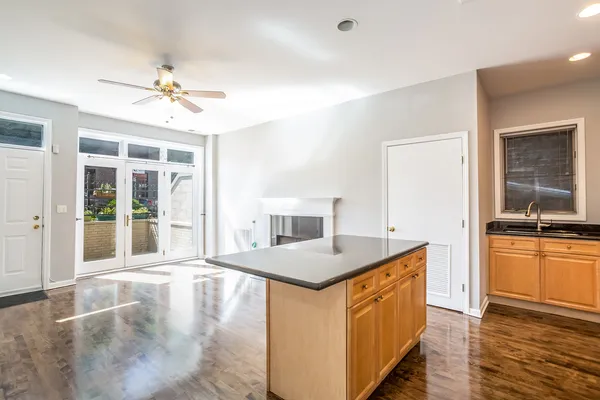 $3,400 | 952 West Barry Avenue, Unit G, Chicago, IL 60657