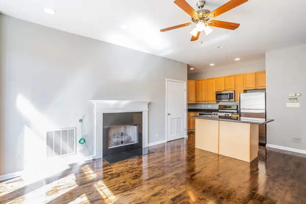 $3,400 | 952 West Barry Avenue, Unit G, Chicago, IL 60657