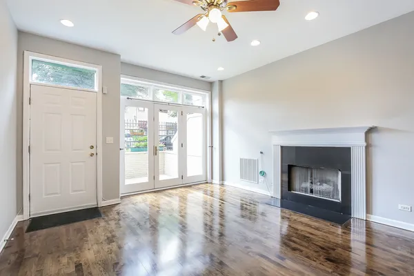 $3,400 | 952 West Barry Avenue, Unit G, Chicago, IL 60657