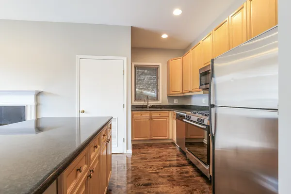 $3,400 | 952 West Barry Avenue, Unit G, Chicago, IL 60657