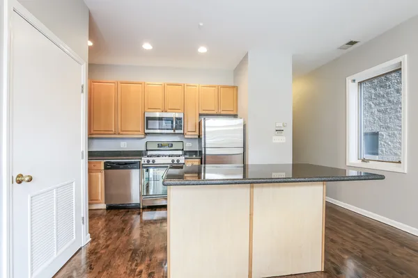 $3,400 | 952 West Barry Avenue, Unit G, Chicago, IL 60657