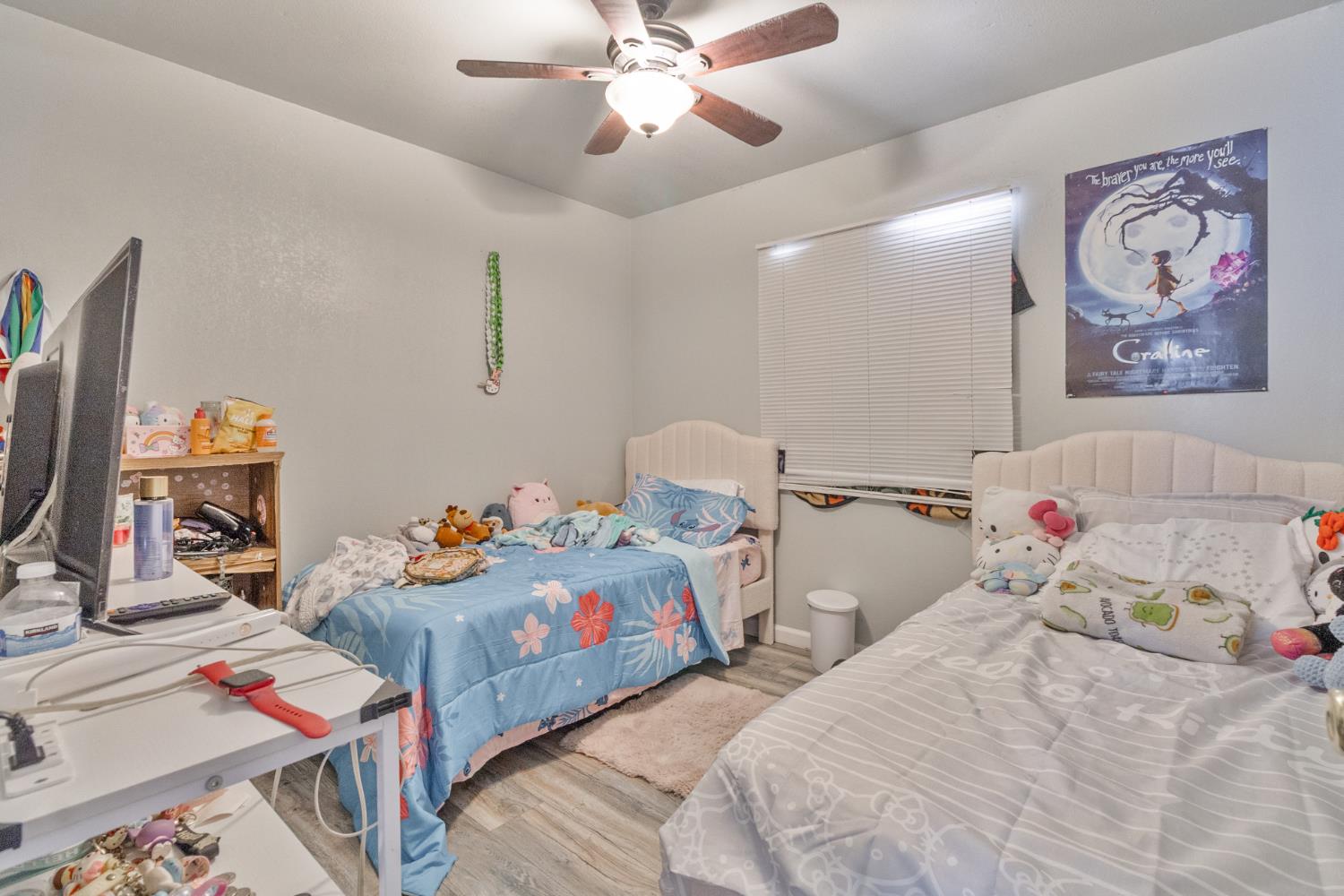 715 Faller Avenue Sanger, CA 93657 - Photo 37 of 40 a bedroom with two beds and a chandelier