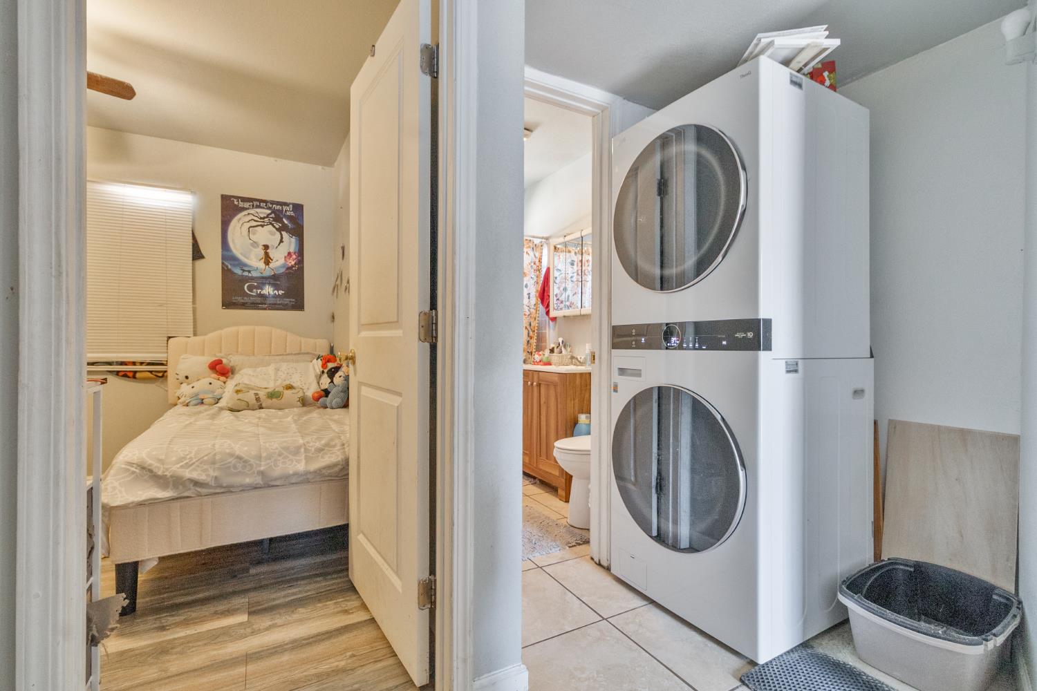 715 Faller Avenue Sanger, CA 93657 - Photo 38 of 40 a utility room with sink dryer and washer