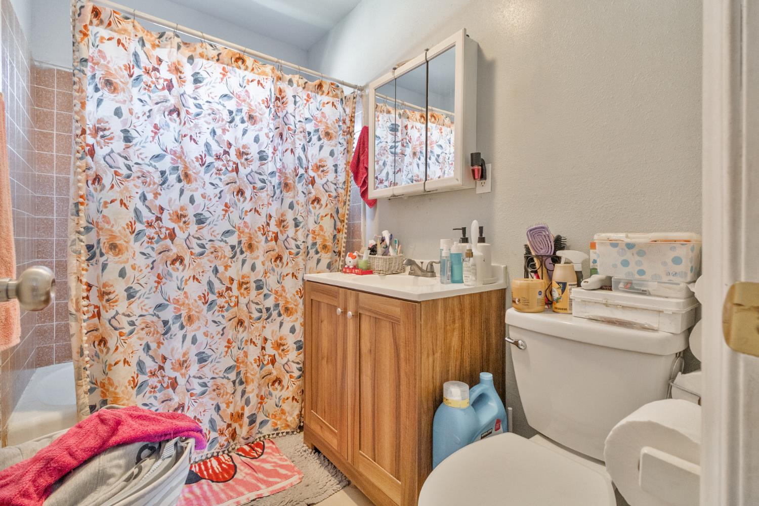 715 Faller Avenue Sanger, CA 93657 - Photo 40 of 40 a bathroom with a sink toilet and shower
