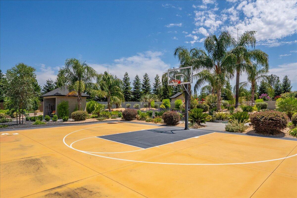 19580 Mockingbird Lane Redding, CA 96002 - Photo 50 of 216 a view of a basket ball ground