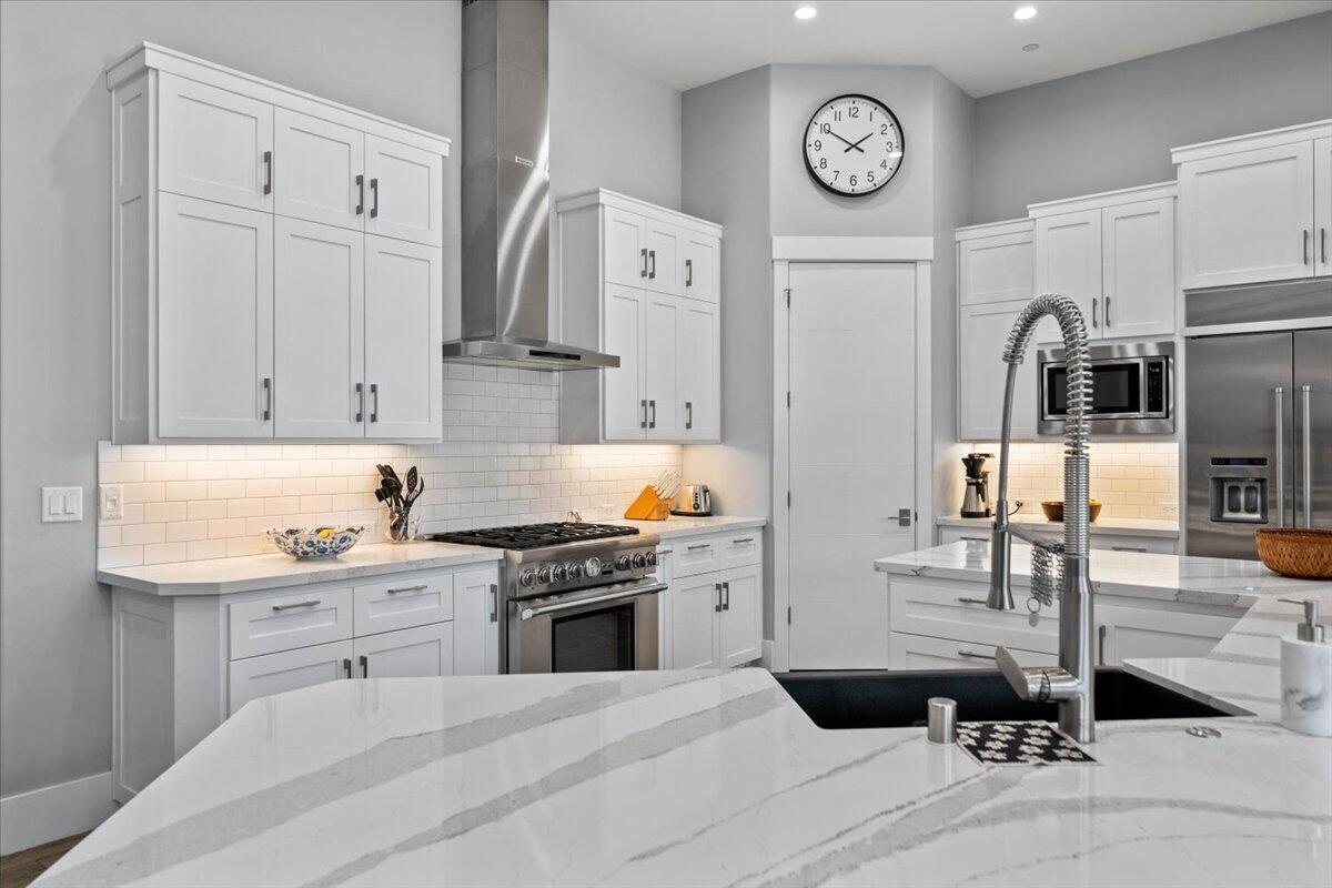 19580 Mockingbird Lane Redding, CA 96002 - Photo 65 of 216 a kitchen with stainless steel appliances granite countertop a stove and a refrigerator