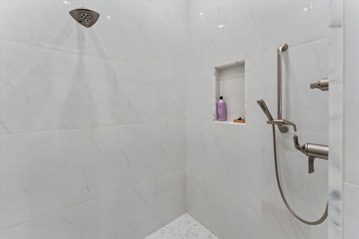 19580 Mockingbird Lane Redding, CA 96002 - Photo 90 of 216 a bathroom with a shower