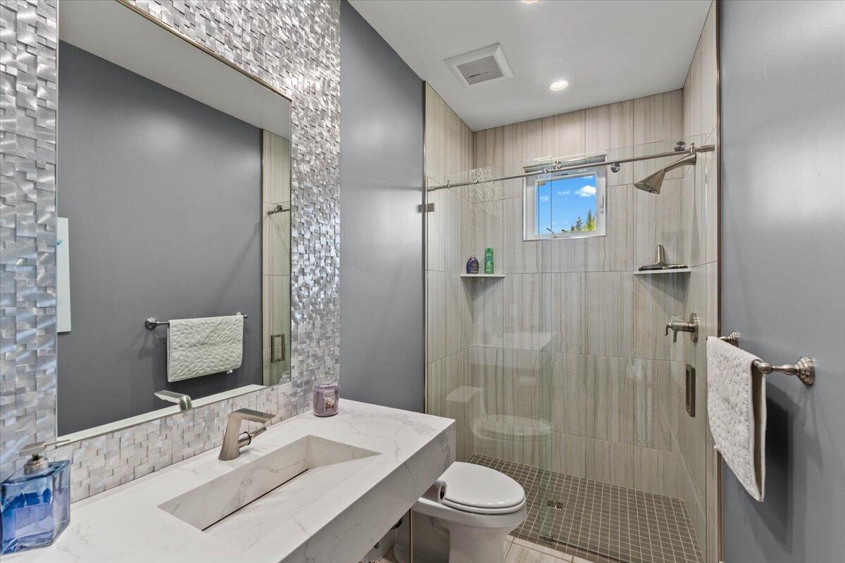 19580 Mockingbird Lane Redding, CA 96002 - Photo 93 of 216 a bathroom with a sink toilet and shower