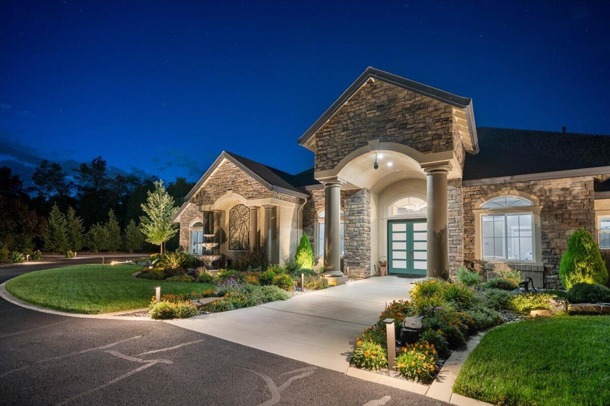 19580 Mockingbird Lane Redding, CA 96002 - Photo 10 of 216 a front view of a house with garden