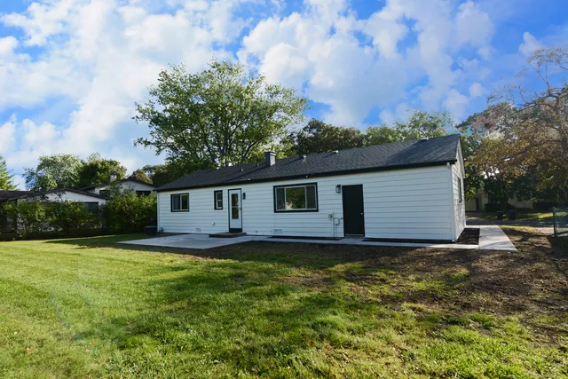 $339,000 | 600 Sussex Lane, Crystal Lake, IL 60014