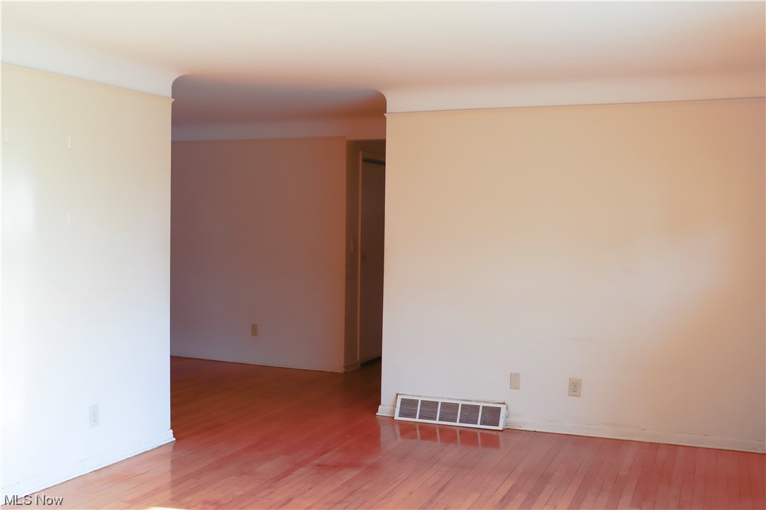 523 Harris Road Cleveland, OH 44143 - Photo 7 of 21 Living Room
