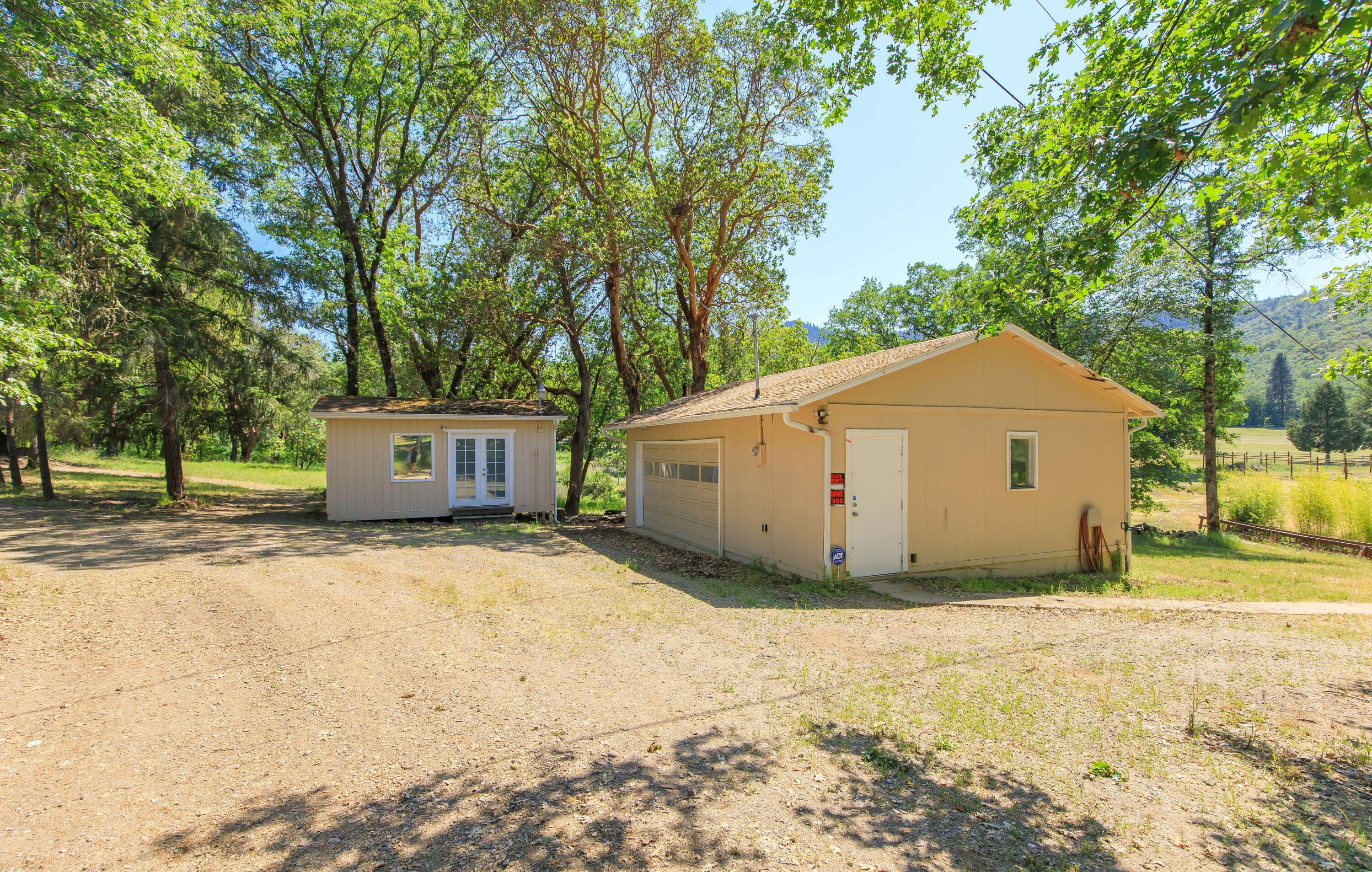 8025 Old Stage Road Central Point, OR 97502 - Photo 40 of 47 40