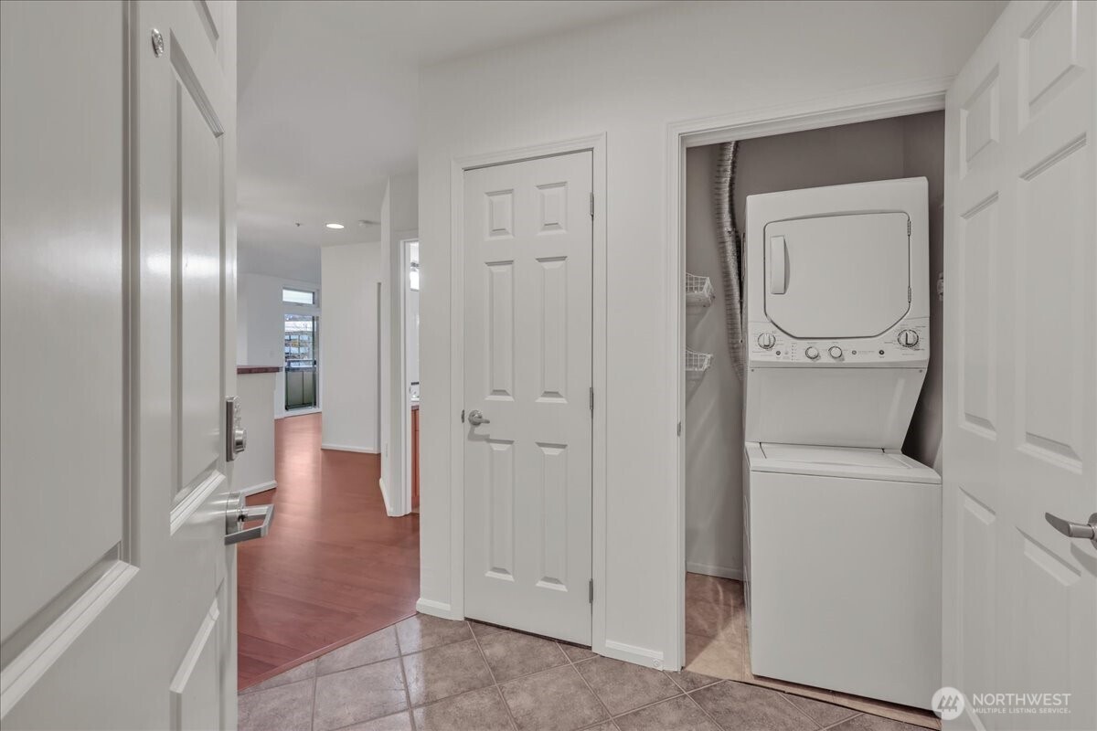 18 Dravus Street, Unit 207 Seattle, WA 98109 - Photo 4 of 34 a view of a hallway with two rooms